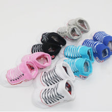 Load image into Gallery viewer, Non-slip rubber-soled socks